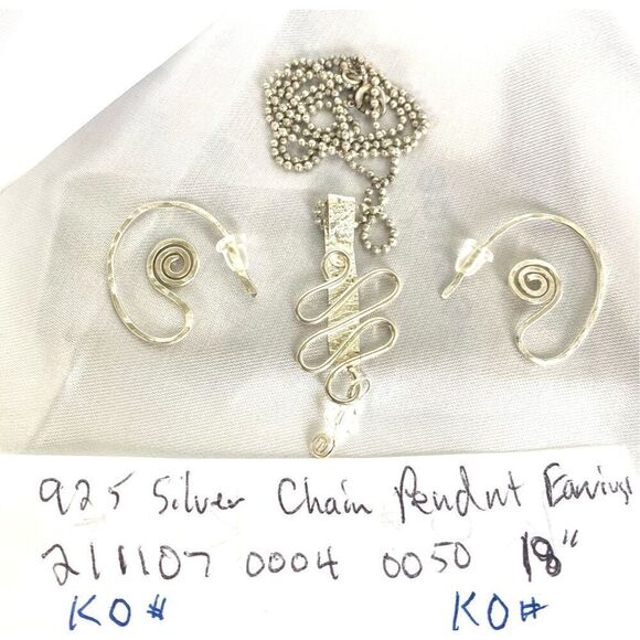 BO# 925 Silver Matching Chain Pendant & Earrings - Picture 12 of 12